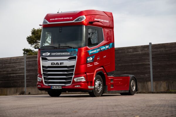Ein DAF XG+ der neuen Generation als Vorführfahrzeug der EBB Truck-Center GmbH, fotografiert auf dem Betriebsgelände des Unternehmens.